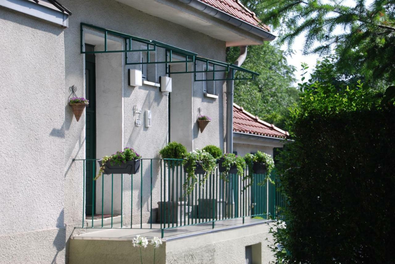 Haus In Der Gartenstadt Μπότροπ Εξωτερικό φωτογραφία